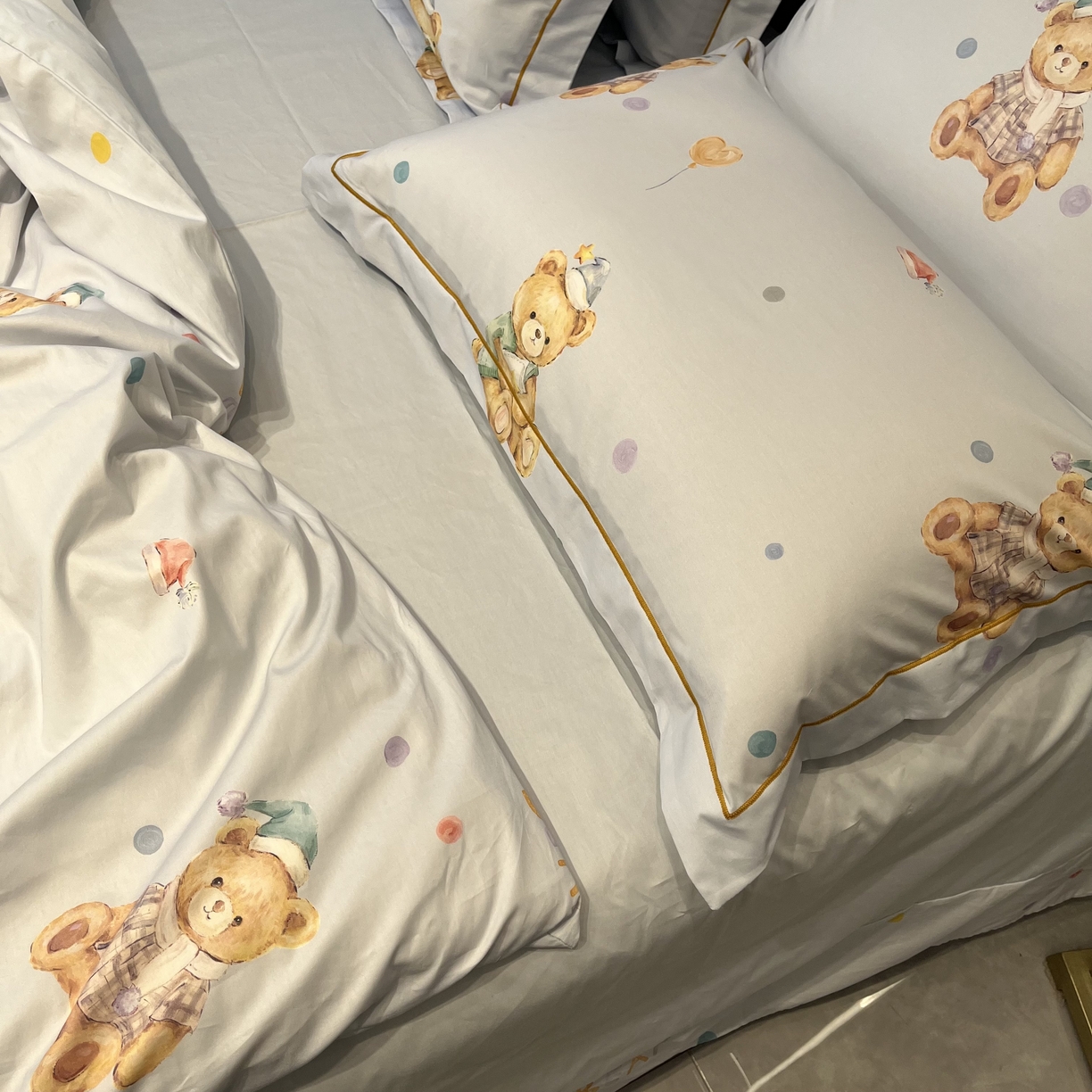 91家纺网 家纺一手货源 找家纺 薏思家纺 2026春夏新款全棉纯棉铂金棉数码印花四件套 米悠熊