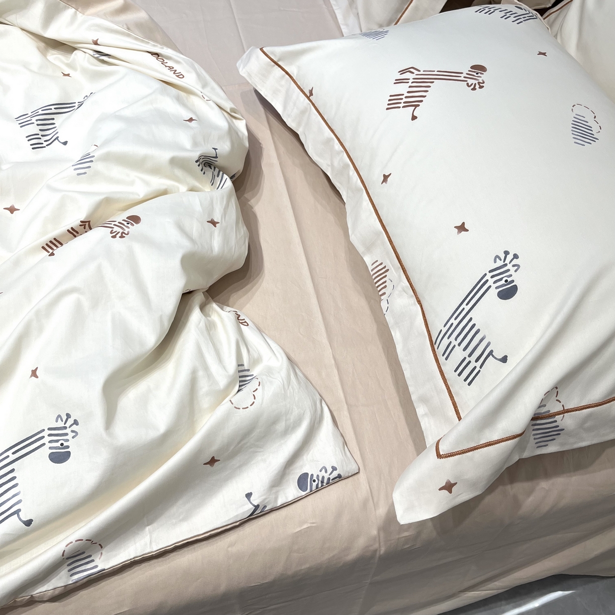 91家纺网 家纺一手货源 找家纺 薏思家纺 2026春夏新款全棉纯棉铂金棉数码印花四件套 斑马