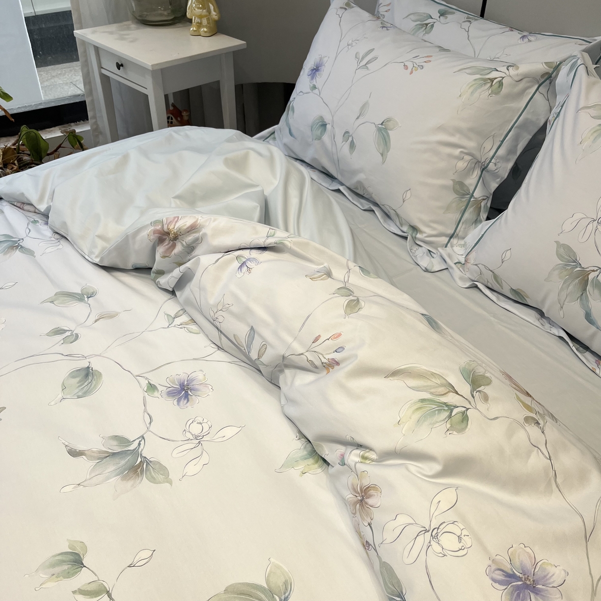 91家纺网 家纺一手货源 找家纺 薏思家纺 2026春夏新款全棉纯棉铂金棉数码印花四件套 风之韵蓝