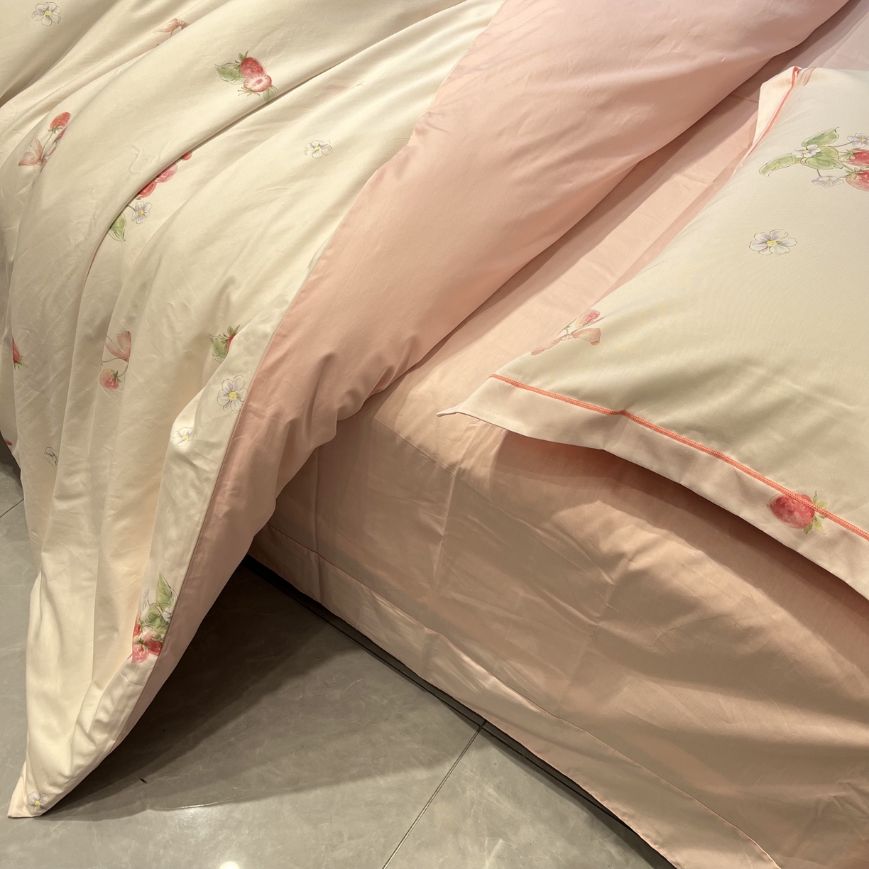 91家纺网 家纺一手货源 找家纺 薏思家纺 2026春夏新款全棉纯棉铂金棉数码印花四件套 草莓甜心