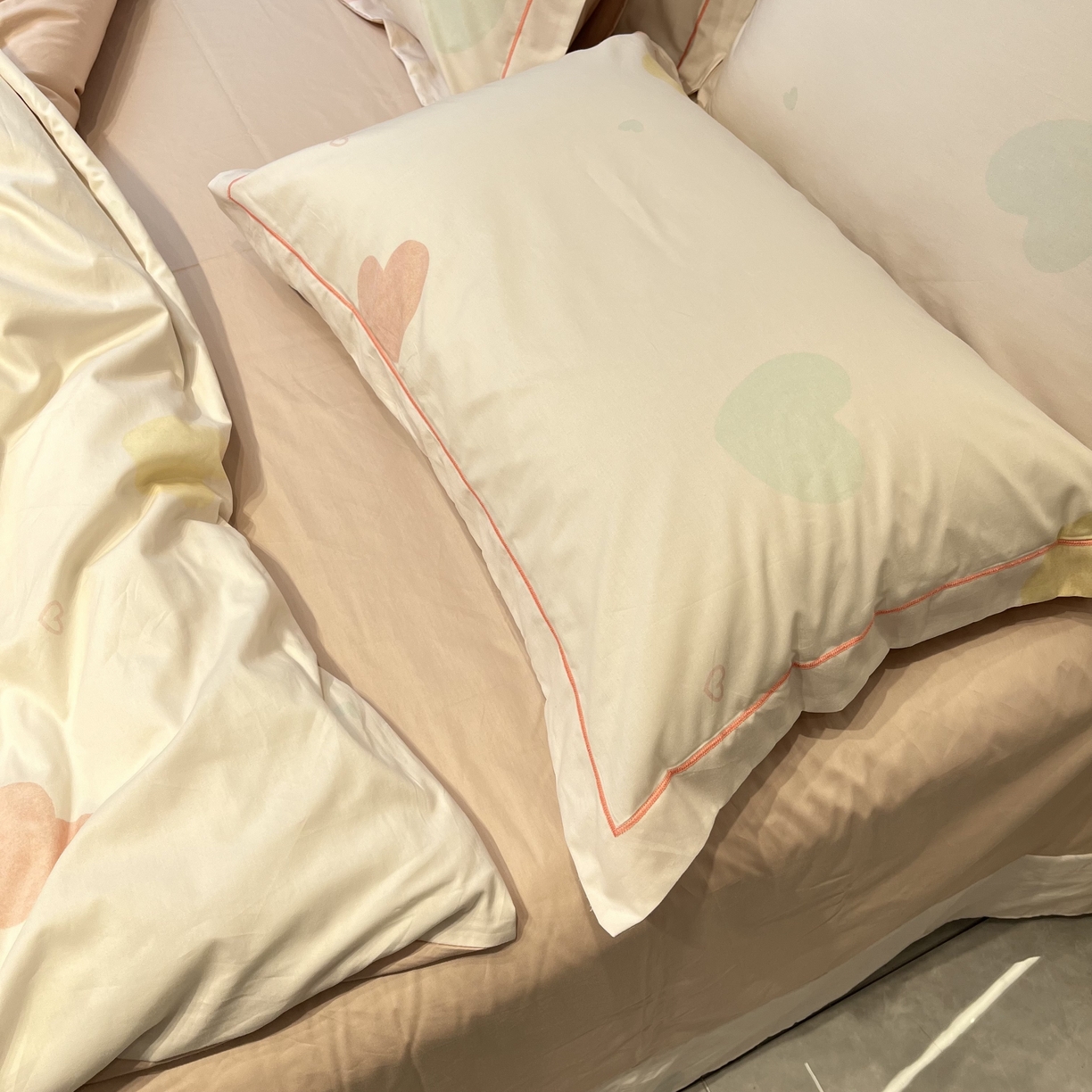 91家纺网 家纺一手货源 找家纺 薏思家纺 2026春夏新款全棉纯棉铂金棉数码印花四件套 心悦粉