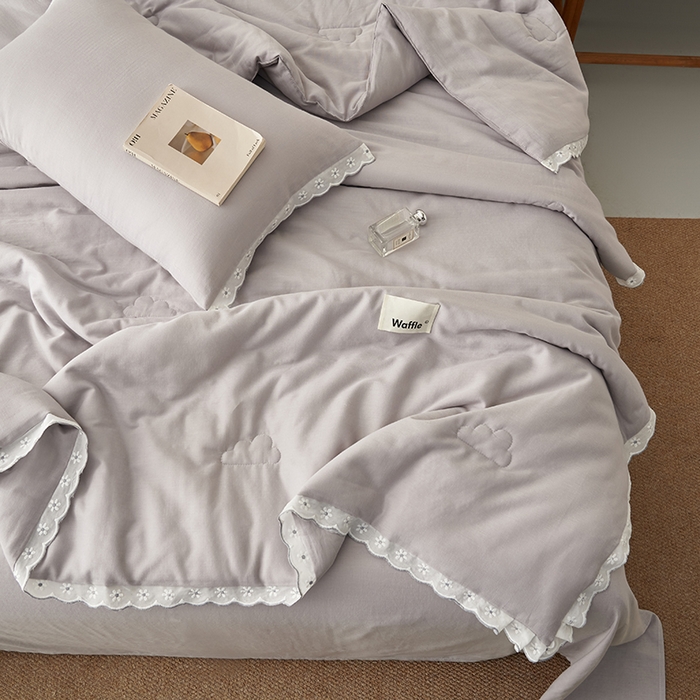 91家纺网 家纺一手货源 找家纺 晨曦家纺 2026新款水洗棉花边大豆夏被四件套夏被-雏菊 雏菊-典雅灰
