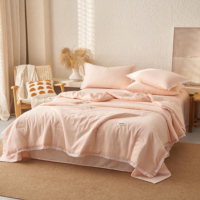 91家纺网 家纺一手货源 找家纺 晨曦家纺 2026新款水洗棉花边大豆夏被四件套夏被-雏菊 雏菊-悠粉