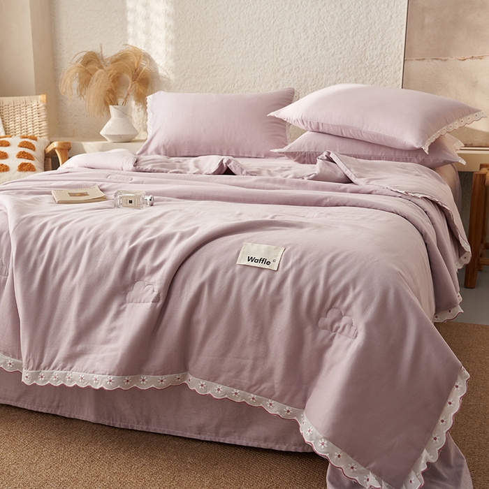 91家纺网 家纺一手货源 找家纺 晨曦家纺 2026新款水洗棉花边大豆夏被四件套夏被-雏菊 雏菊-风信紫