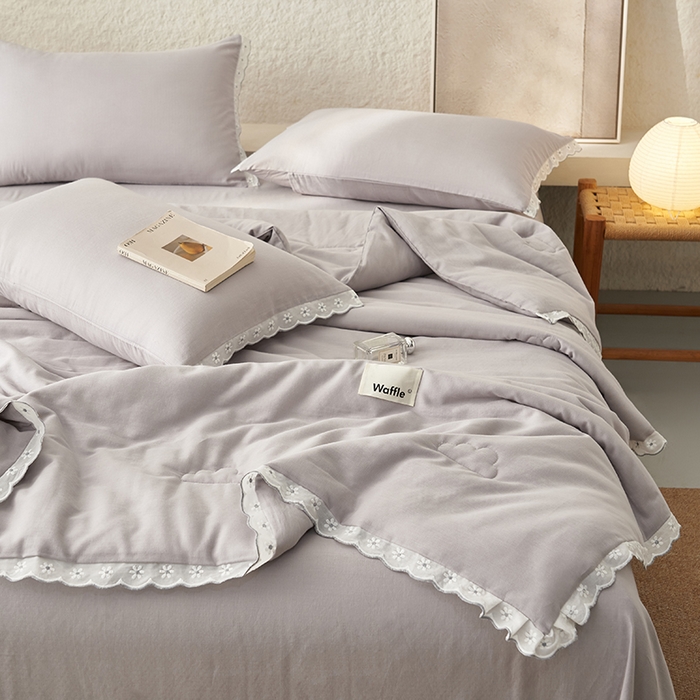 91家纺网 家纺一手货源 找家纺 晨曦家纺 2026新款水洗棉花边大豆夏被四件套夏被-雏菊 雏菊-典雅灰