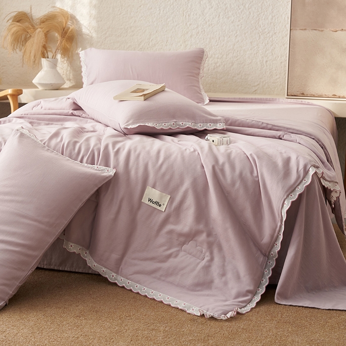 91家纺网 家纺一手货源 找家纺 晨曦家纺 2026新款水洗棉花边大豆夏被四件套夏被-雏菊 雏菊-风信紫