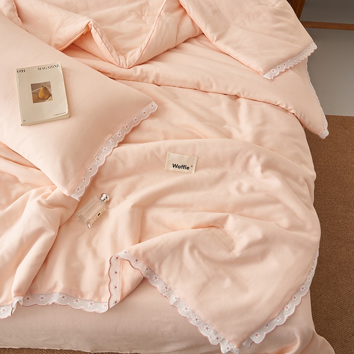 91家纺网 家纺一手货源 找家纺 晨曦家纺 2026新款水洗棉花边大豆夏被四件套夏被-雏菊 雏菊-悠粉