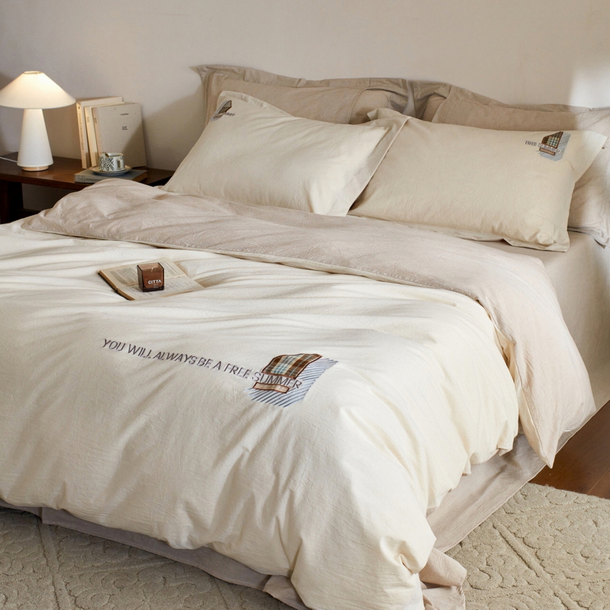 91家纺网 家纺一手货源 找家纺 艾莱家纺 2026春夏新款A类棉麻贴布刺绣加厚四件套-杰森 杰森-本色+卡其