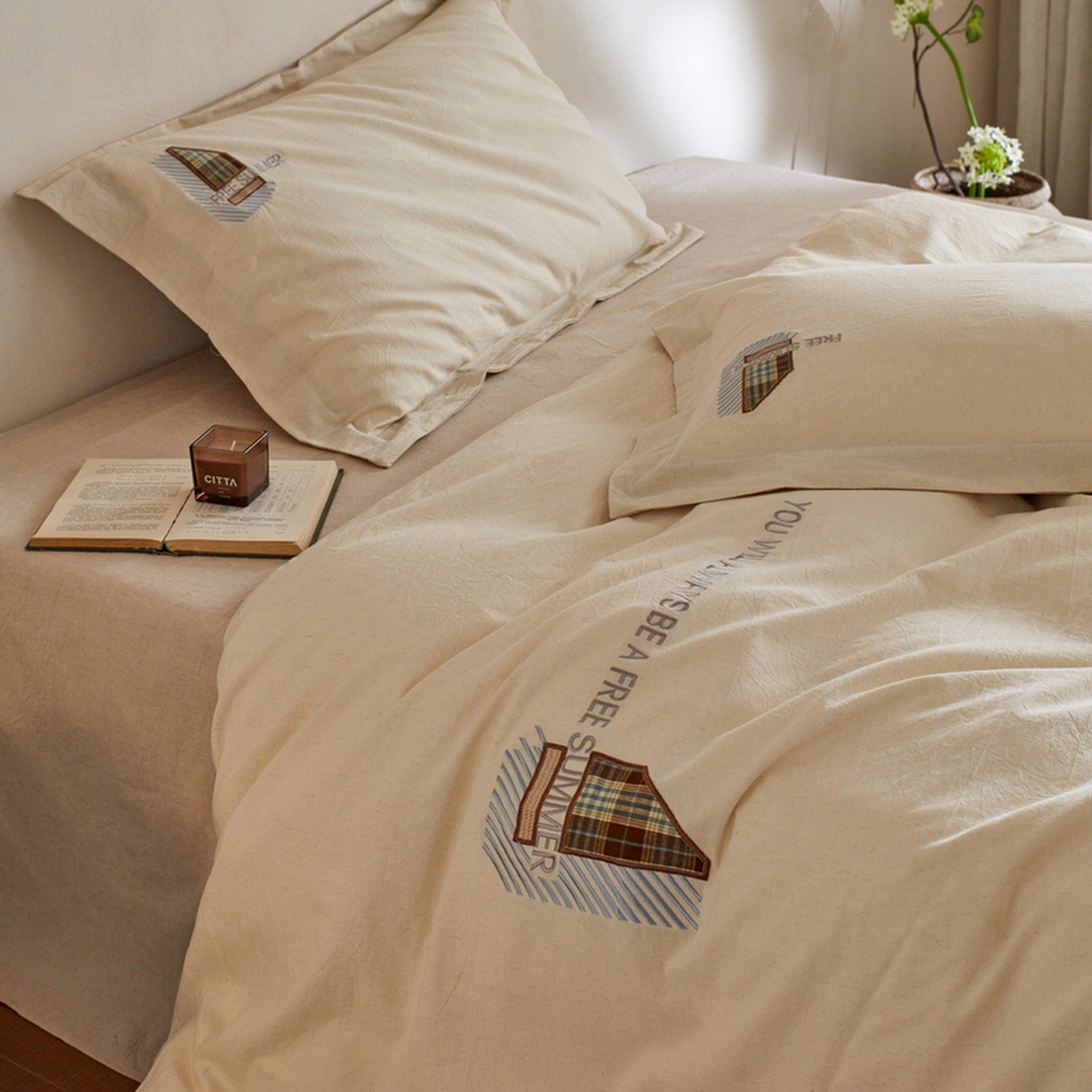 91家纺网 家纺一手货源 找家纺 艾莱家纺 2026春夏新款A类棉麻贴布刺绣加厚四件套-杰森 杰森-本色+卡其