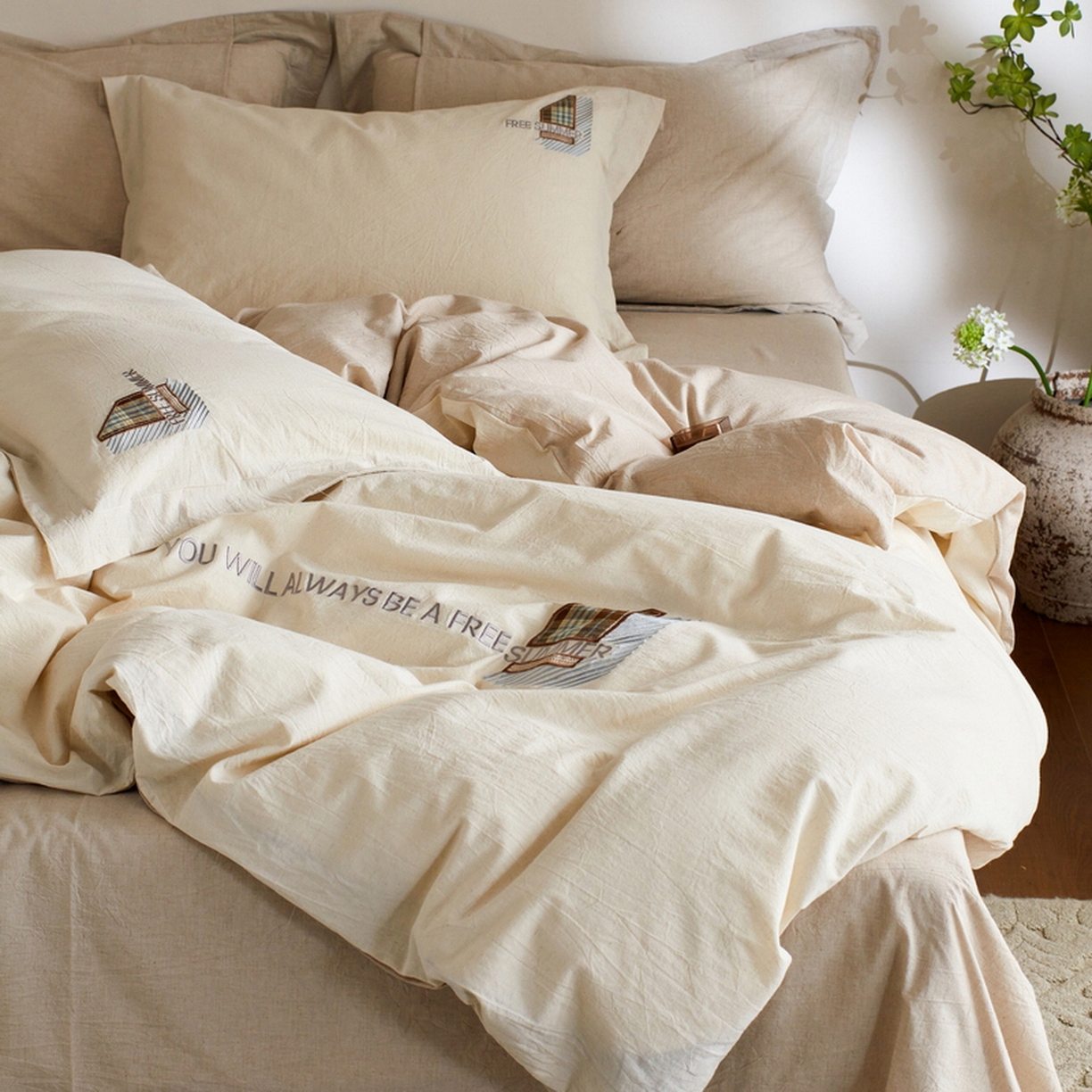 91家纺网 家纺一手货源 找家纺 艾莱家纺 2026春夏新款A类棉麻贴布刺绣加厚四件套-杰森 杰森-本色+卡其