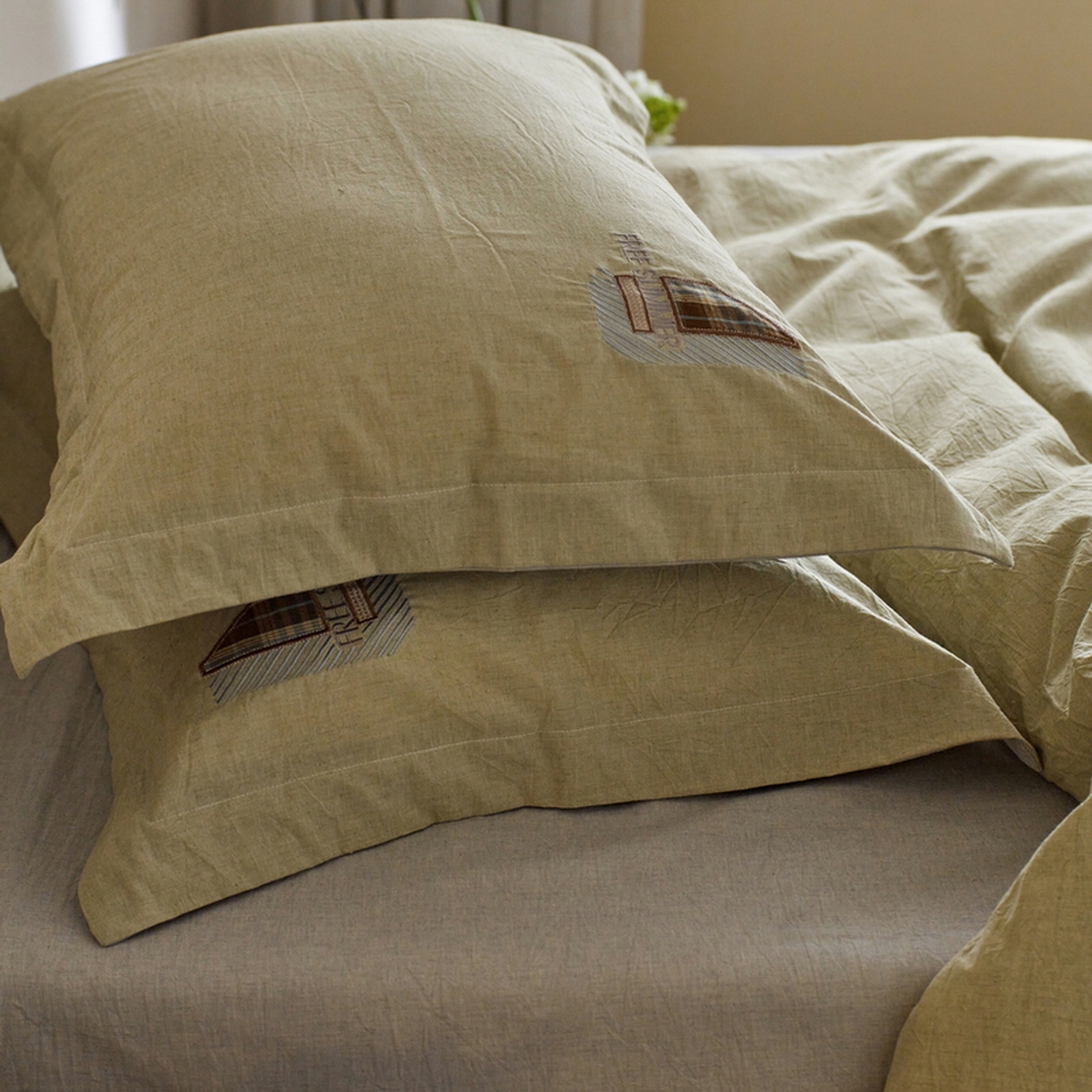 91家纺网 家纺一手货源 找家纺 艾莱家纺 2026春夏新款A类棉麻贴布刺绣加厚四件套-杰森 杰森-绿色+浅灰