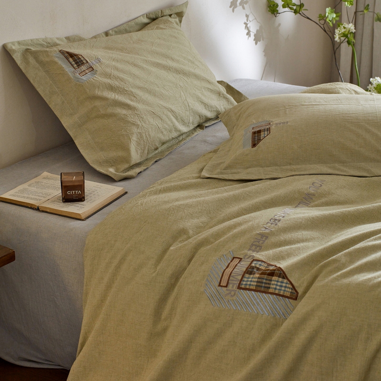 91家纺网 家纺一手货源 找家纺 艾莱家纺 2026春夏新款A类棉麻贴布刺绣加厚四件套-杰森 杰森-绿色+浅灰