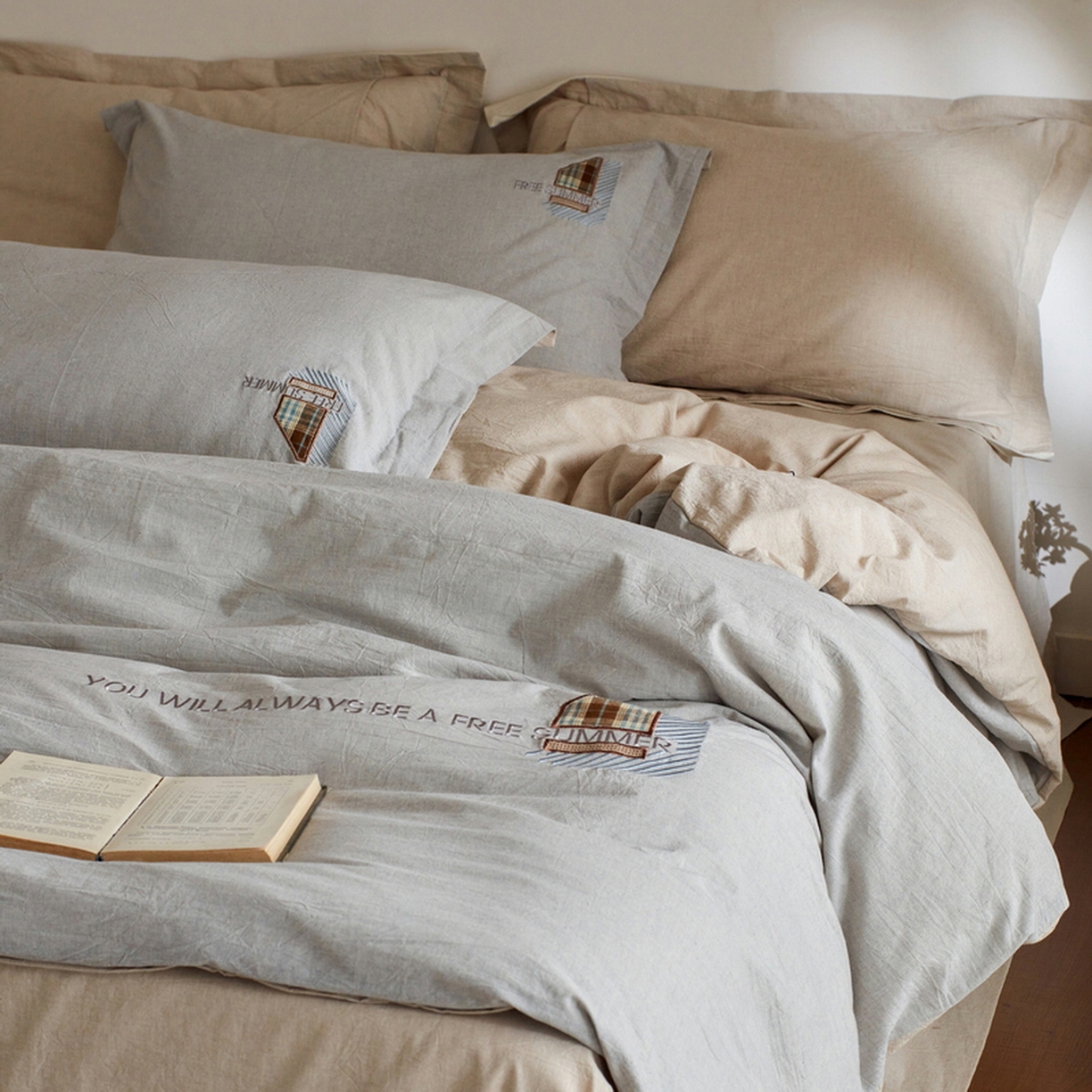 艾莱家纺 2026春夏新款A类棉麻贴布刺绣加厚四件套-杰森 杰森-浅灰+卡其