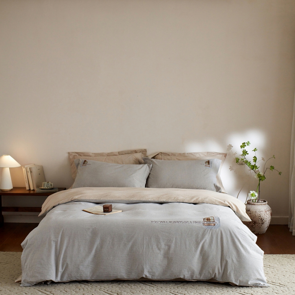 91家纺网 家纺一手货源 找家纺 艾莱家纺 2026春夏新款A类棉麻贴布刺绣加厚四件套-杰森 杰森-浅灰+卡其