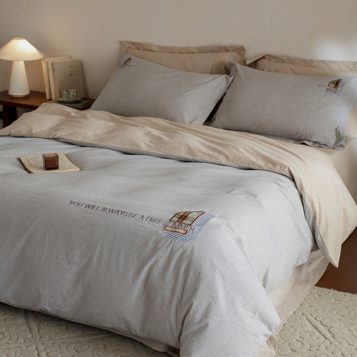 91家纺网 家纺一手货源 找家纺 艾莱家纺 2026春夏新款A类棉麻贴布刺绣加厚四件套-杰森 杰森-浅灰+卡其