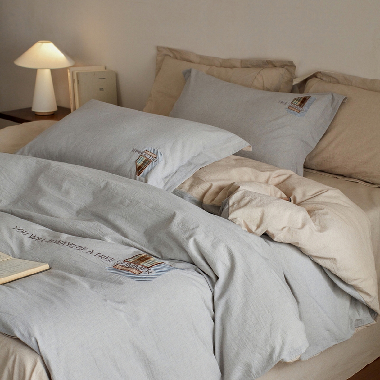 91家纺网 家纺一手货源 找家纺 艾莱家纺 2026春夏新款A类棉麻贴布刺绣加厚四件套-杰森 杰森-浅灰+卡其