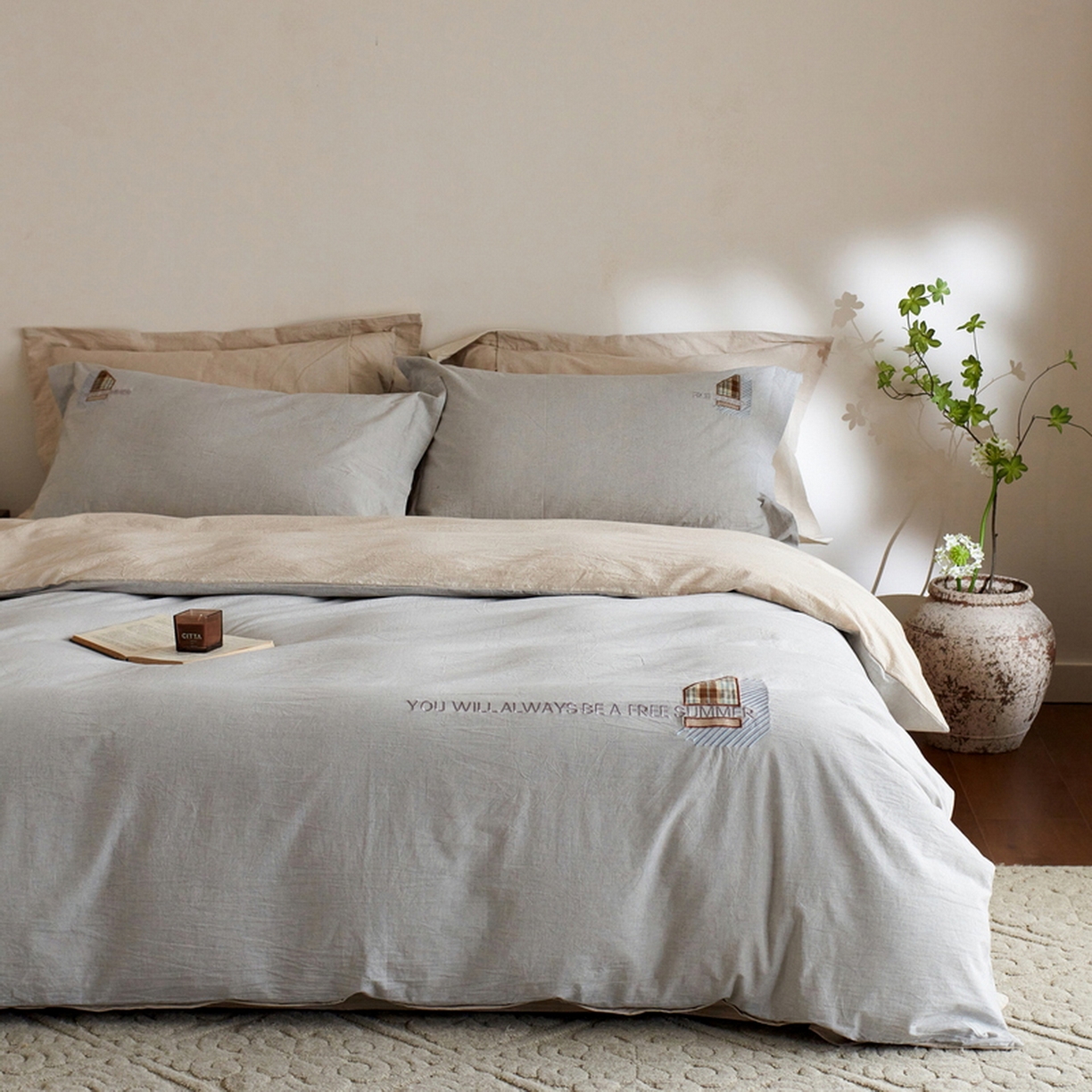 91家纺网 家纺一手货源 找家纺 艾莱家纺 2026春夏新款A类棉麻贴布刺绣加厚四件套-杰森 杰森-浅灰+卡其