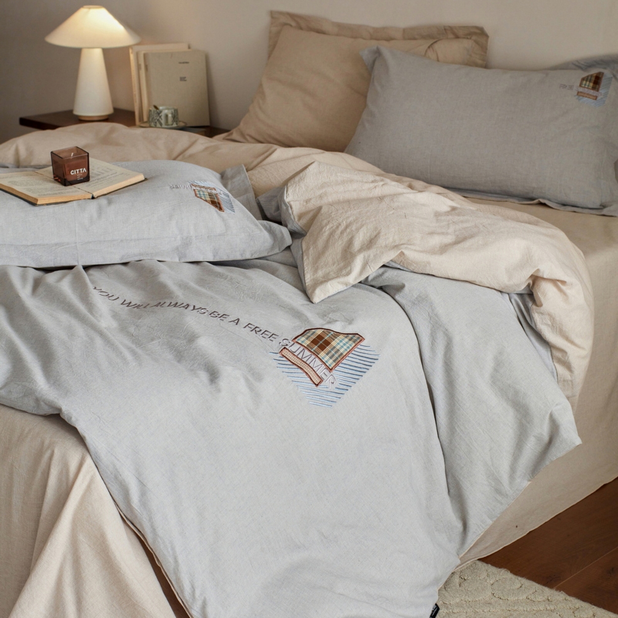 91家纺网 家纺一手货源 找家纺 艾莱家纺 2026春夏新款A类棉麻贴布刺绣加厚四件套-杰森 杰森-浅灰+卡其