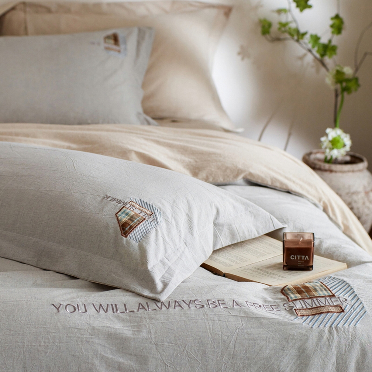 91家纺网 家纺一手货源 找家纺 艾莱家纺 2026春夏新款A类棉麻贴布刺绣加厚四件套-杰森 杰森-浅灰+卡其