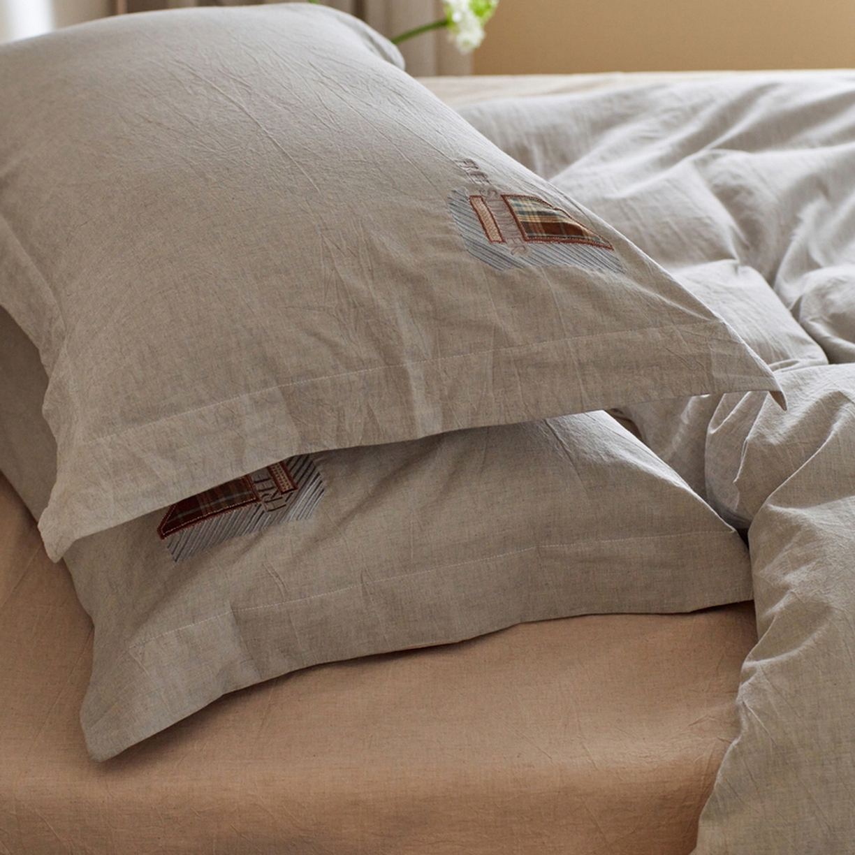 91家纺网 家纺一手货源 找家纺 艾莱家纺 2026春夏新款A类棉麻贴布刺绣加厚四件套-杰森 杰森-浅灰+卡其