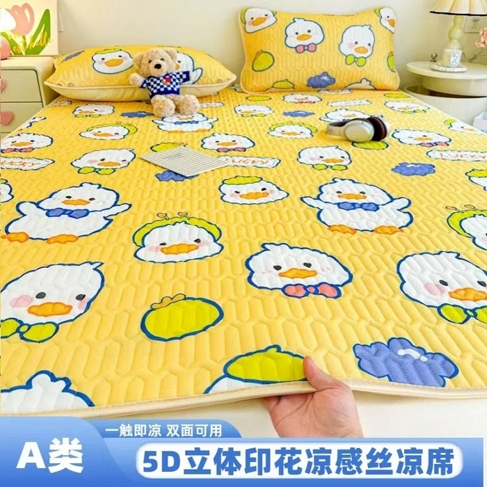 91家纺网 家纺一手货源 找家纺 彩亿家纺 2026新款印花凉席新款凉感丝乳胶凉席三件套 小黄鸭