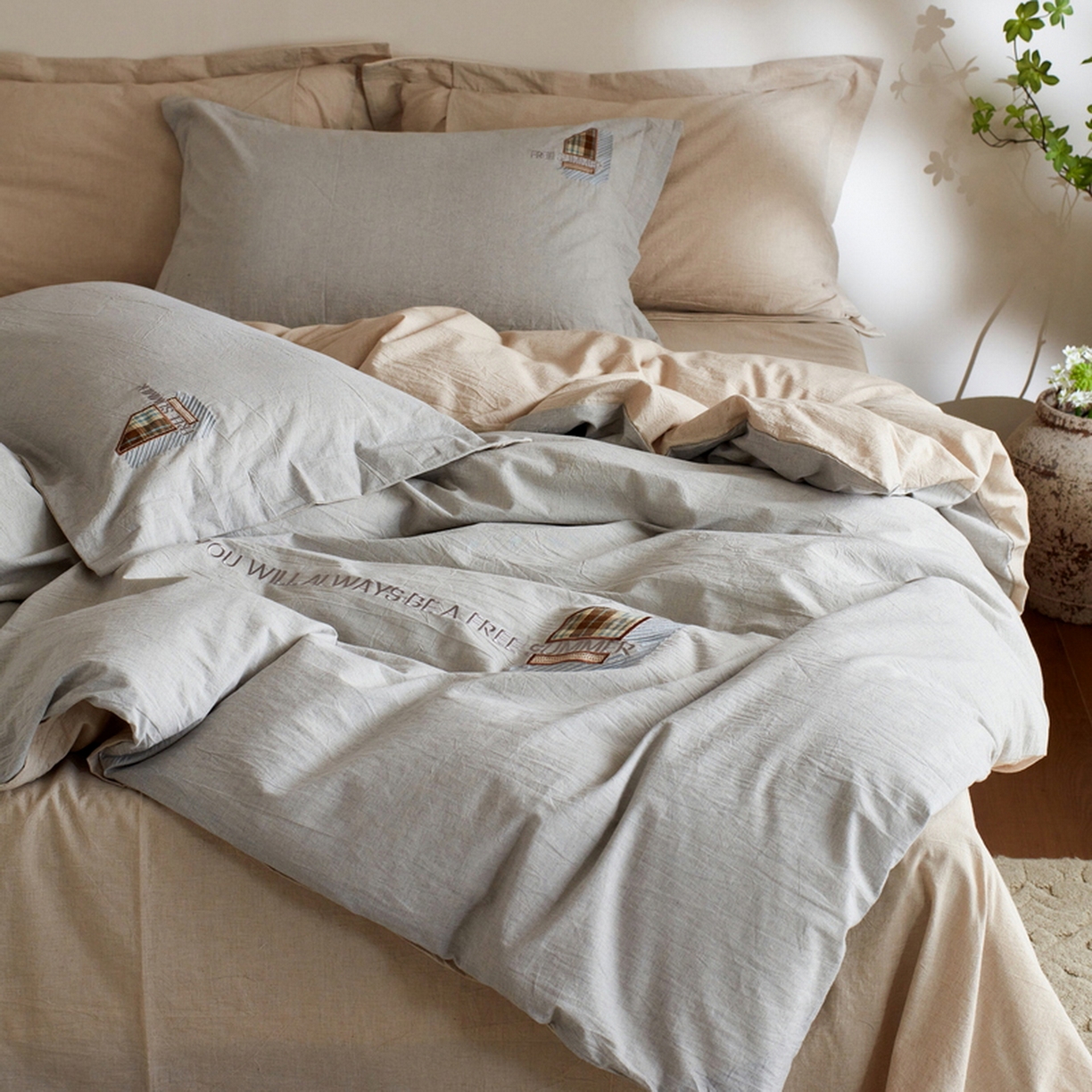 91家纺网 家纺一手货源 找家纺 艾莱家纺 2026春夏新款A类棉麻贴布刺绣加厚四件套-杰森 杰森-浅灰+卡其