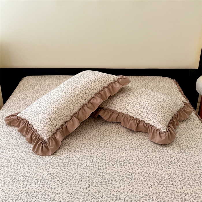 91家纺网 家纺一手货源 找家纺 圣比熊 2026新款A类云朵棉法式压花边枕套宿舍单人单只一只装枕芯48x74cm内胆套 柏林梦境-咖（法式压花边）