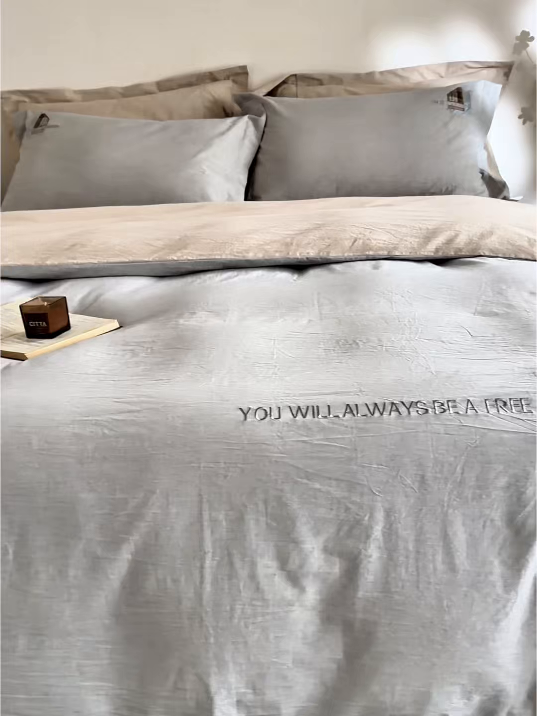 91家纺网 家纺一手货源 找家纺 艾莱家纺 2026春夏新款A类棉麻贴布刺绣加厚四件套-杰森 杰森-浅灰+卡其