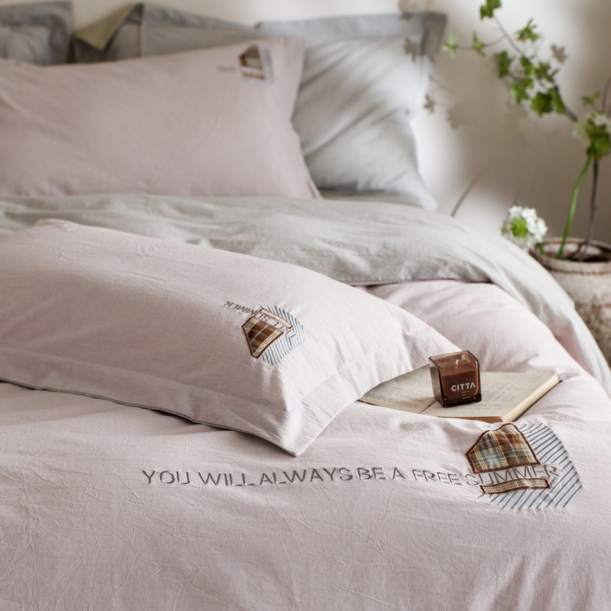 91家纺网 家纺一手货源 找家纺 艾莱家纺 2026春夏新款A类棉麻贴布刺绣加厚四件套-杰森 杰森-紫色+浅灰