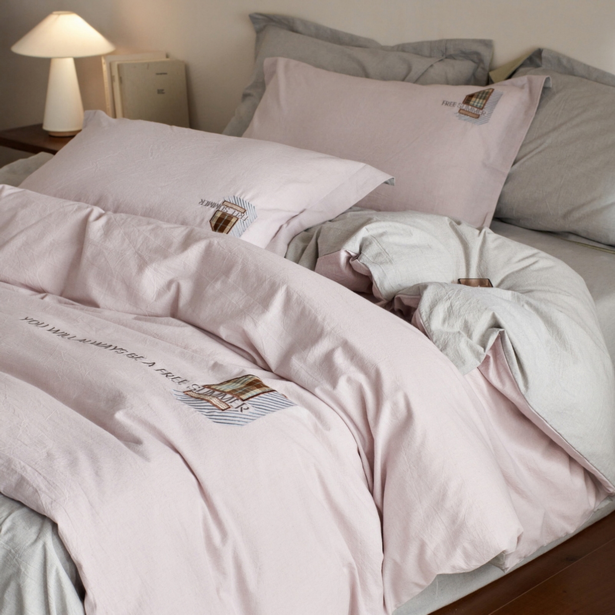 91家纺网 家纺一手货源 找家纺 艾莱家纺 2026春夏新款A类棉麻贴布刺绣加厚四件套-杰森 杰森-紫色+浅灰