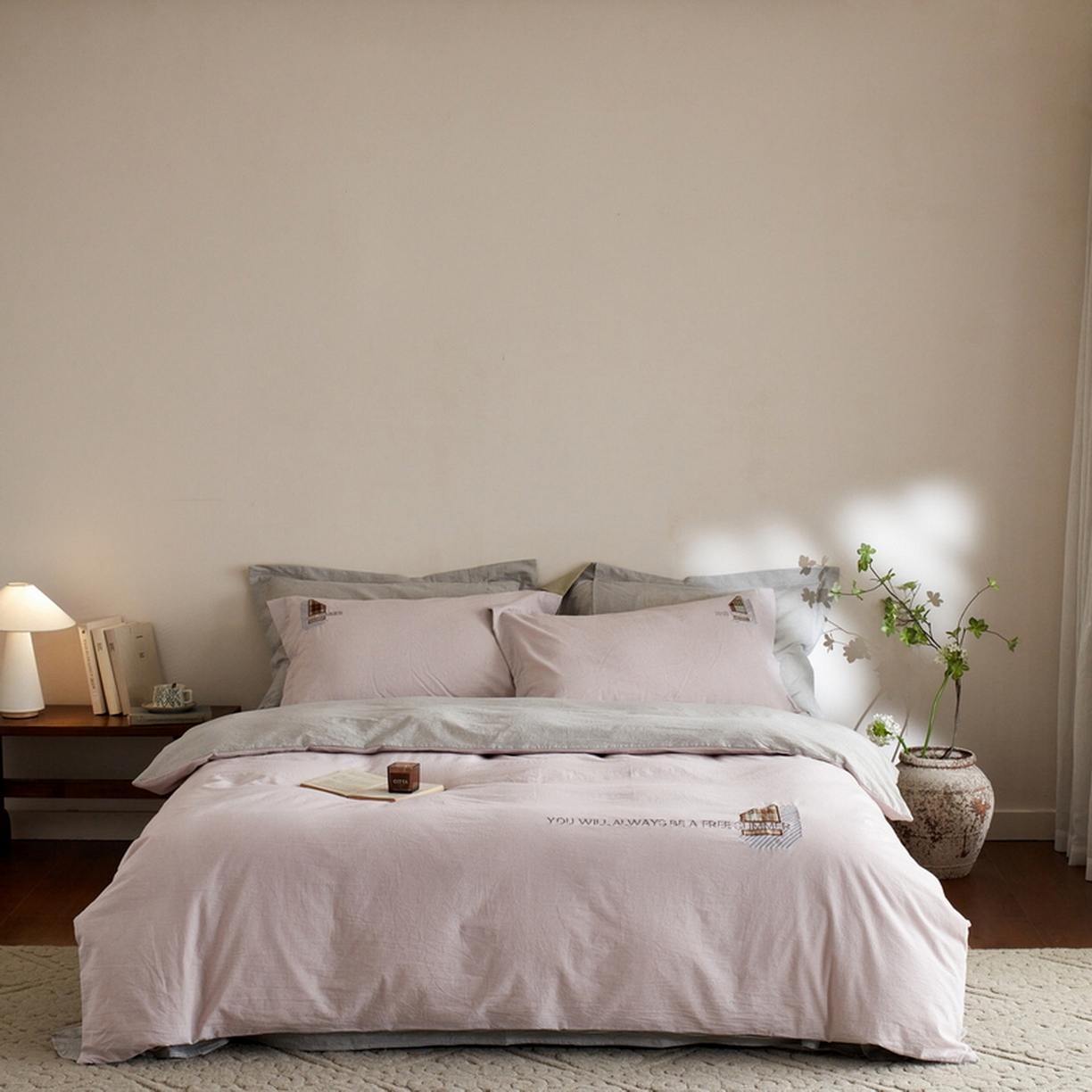 91家纺网 家纺一手货源 找家纺 艾莱家纺 2026春夏新款A类棉麻贴布刺绣加厚四件套-杰森 杰森-紫色+浅灰