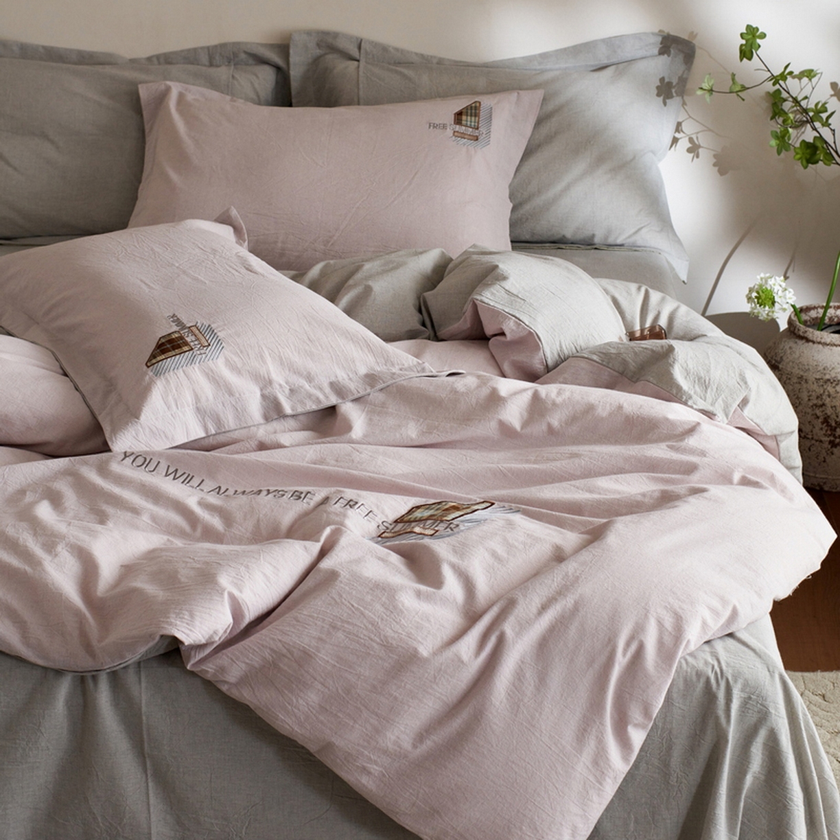 91家纺网 家纺一手货源 找家纺 艾莱家纺 2026春夏新款A类棉麻贴布刺绣加厚四件套-杰森 杰森-紫色+浅灰