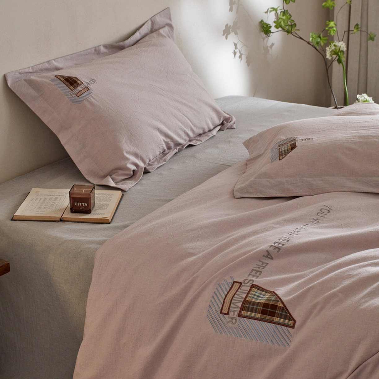 91家纺网 家纺一手货源 找家纺 艾莱家纺 2026春夏新款A类棉麻贴布刺绣加厚四件套-杰森 杰森-紫色+浅灰