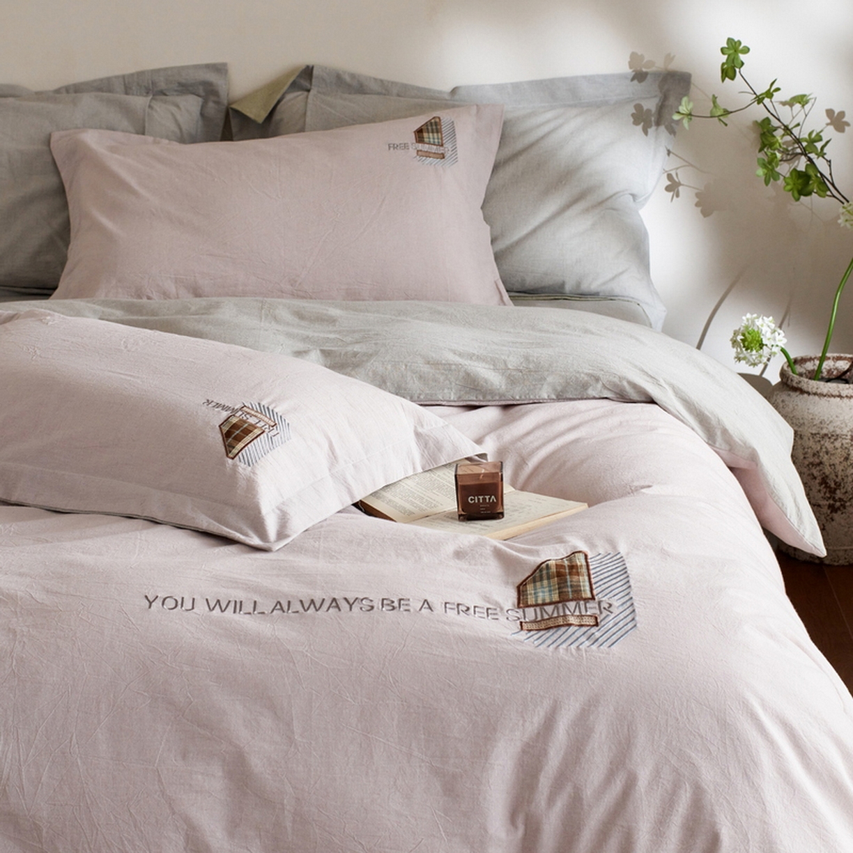 91家纺网 家纺一手货源 找家纺 艾莱家纺 2026春夏新款A类棉麻贴布刺绣加厚四件套-杰森 杰森-紫色+浅灰