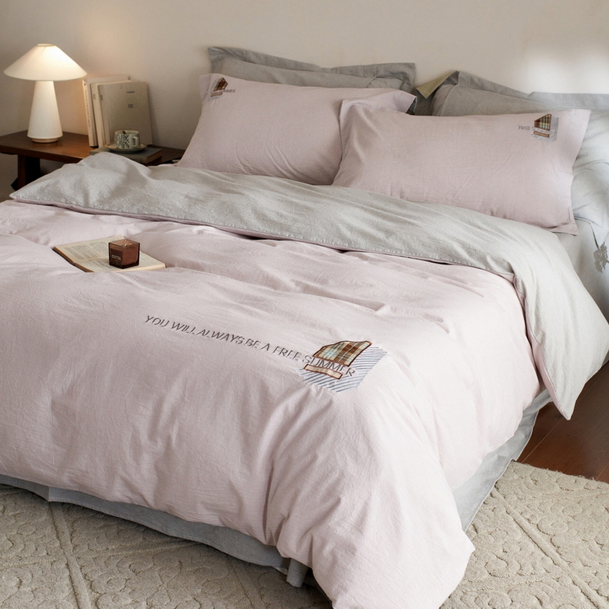 91家纺网 家纺一手货源 找家纺 艾莱家纺 2026春夏新款A类棉麻贴布刺绣加厚四件套-杰森 杰森-紫色+浅灰