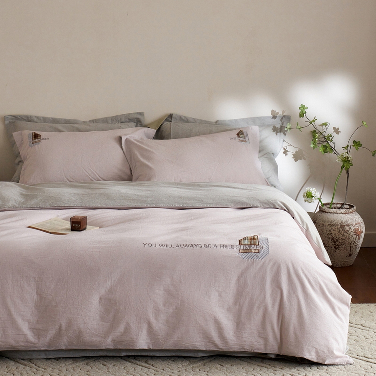 91家纺网 家纺一手货源 找家纺 艾莱家纺 2026春夏新款A类棉麻贴布刺绣加厚四件套-杰森 杰森-紫色+浅灰