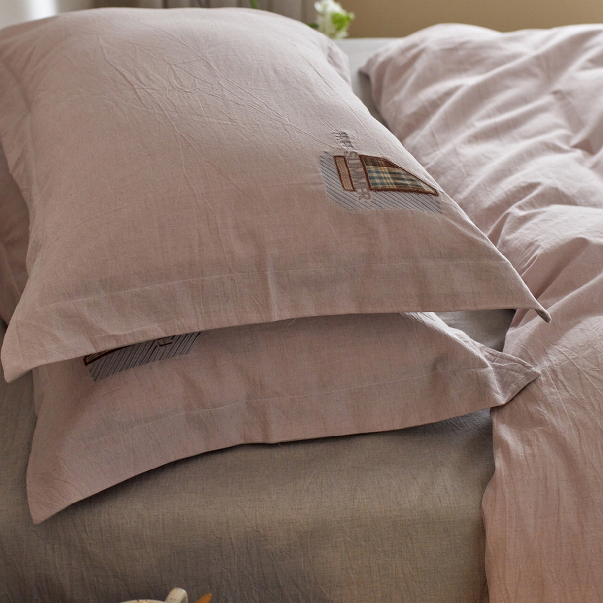 91家纺网 家纺一手货源 找家纺 艾莱家纺 2026春夏新款A类棉麻贴布刺绣加厚四件套-杰森 杰森-紫色+浅灰