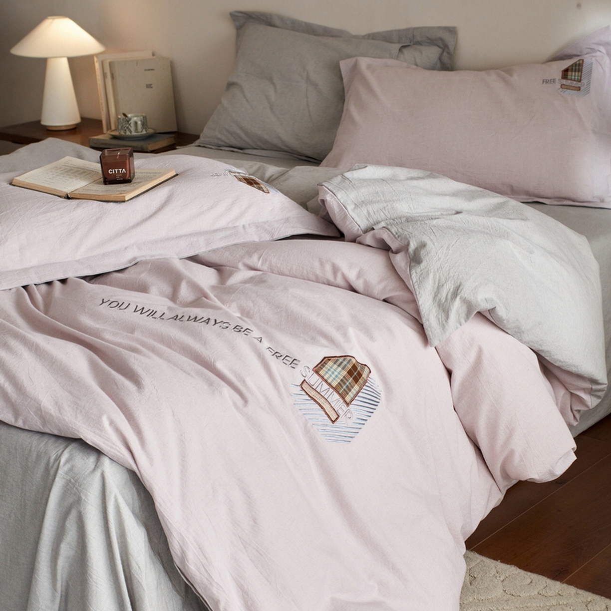 91家纺网 家纺一手货源 找家纺 艾莱家纺 2026春夏新款A类棉麻贴布刺绣加厚四件套-杰森 杰森-紫色+浅灰