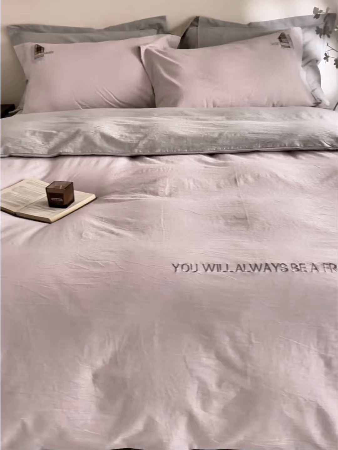 91家纺网 家纺一手货源 找家纺 艾莱家纺 2026春夏新款A类棉麻贴布刺绣加厚四件套-杰森 杰森-紫色+浅灰