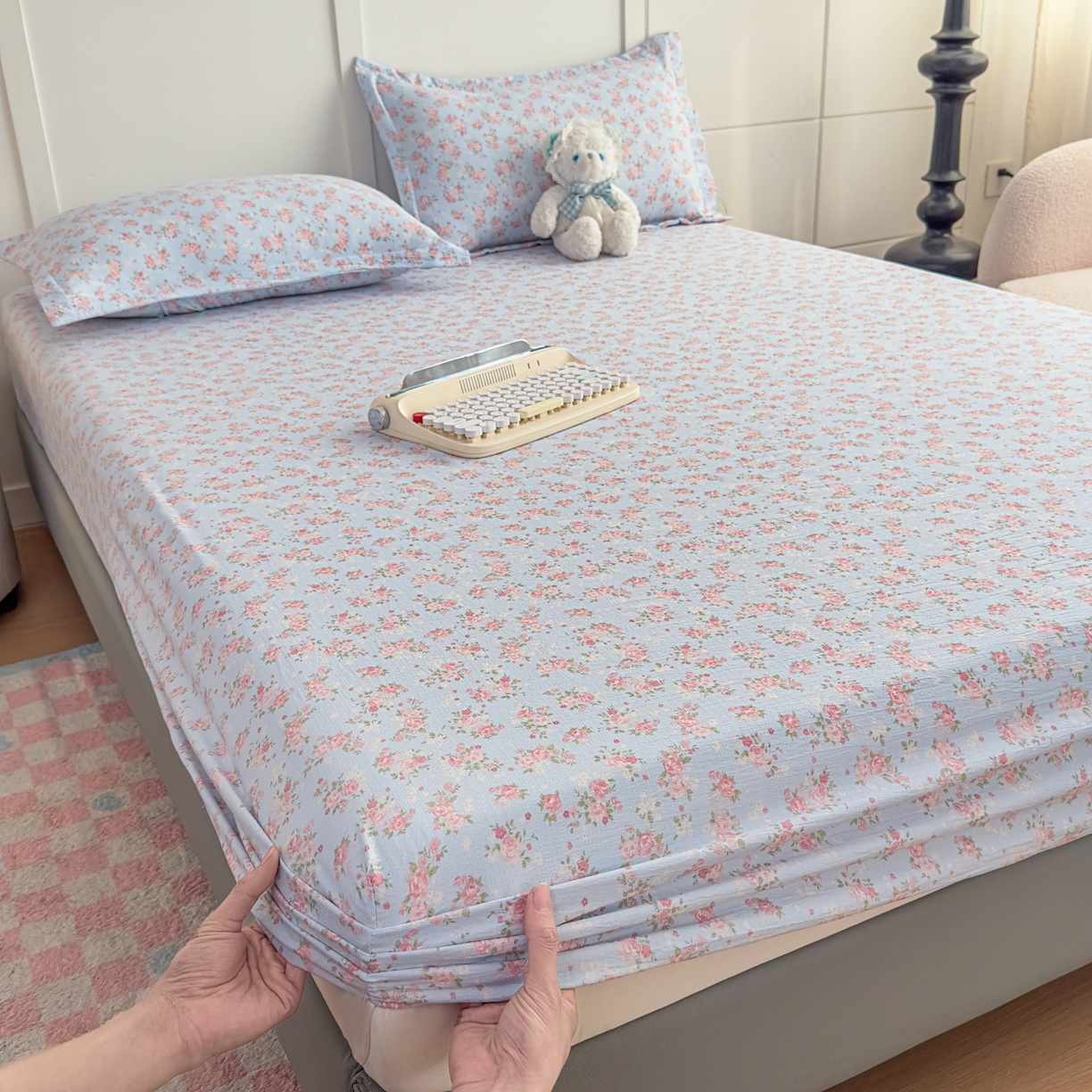 91家纺网 家纺一手货源 找家纺 默忆 2026春夏新款a类泡芙双层纱床笠印花卡通全包围床垫保护套单床笠 床笠单件 富贵花