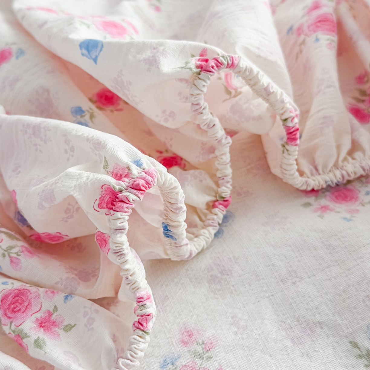 91家纺网 家纺一手货源 找家纺 默忆 2026春夏新款a类泡芙双层纱床笠印花卡通全包围床垫保护套单床笠 床笠单件 三生花