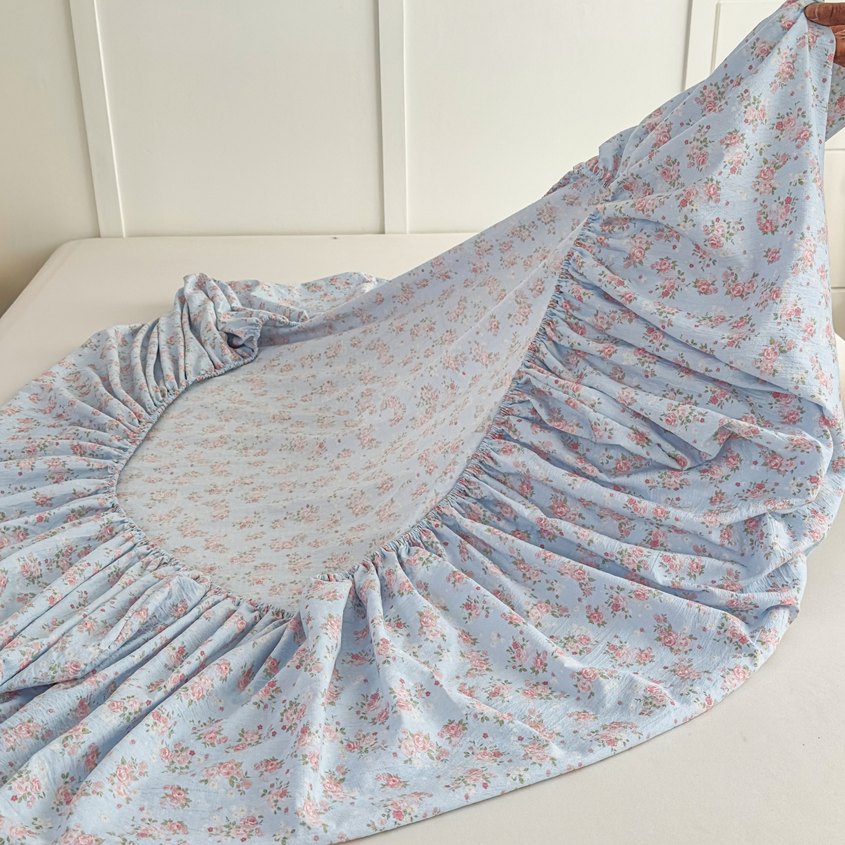 91家纺网 家纺一手货源 找家纺 默忆 2026春夏新款a类泡芙双层纱床笠印花卡通全包围床垫保护套单床笠 床笠单件 富贵花