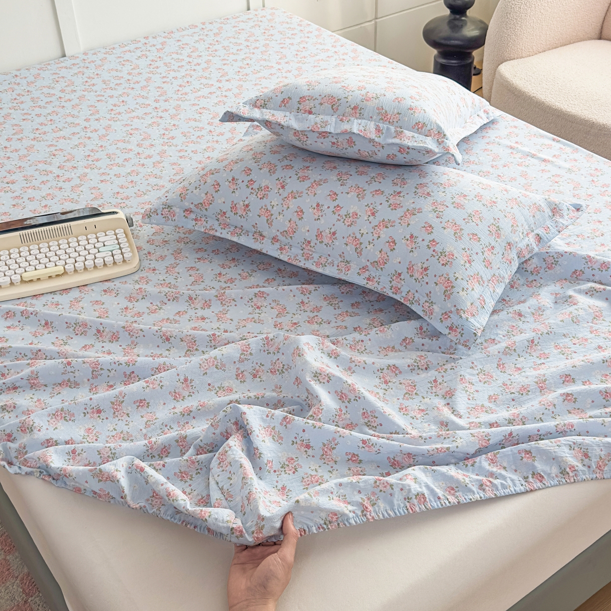 91家纺网 家纺一手货源 找家纺 默忆 2026春夏新款a类泡芙双层纱床笠印花卡通全包围床垫保护套单床笠 床笠单件 富贵花