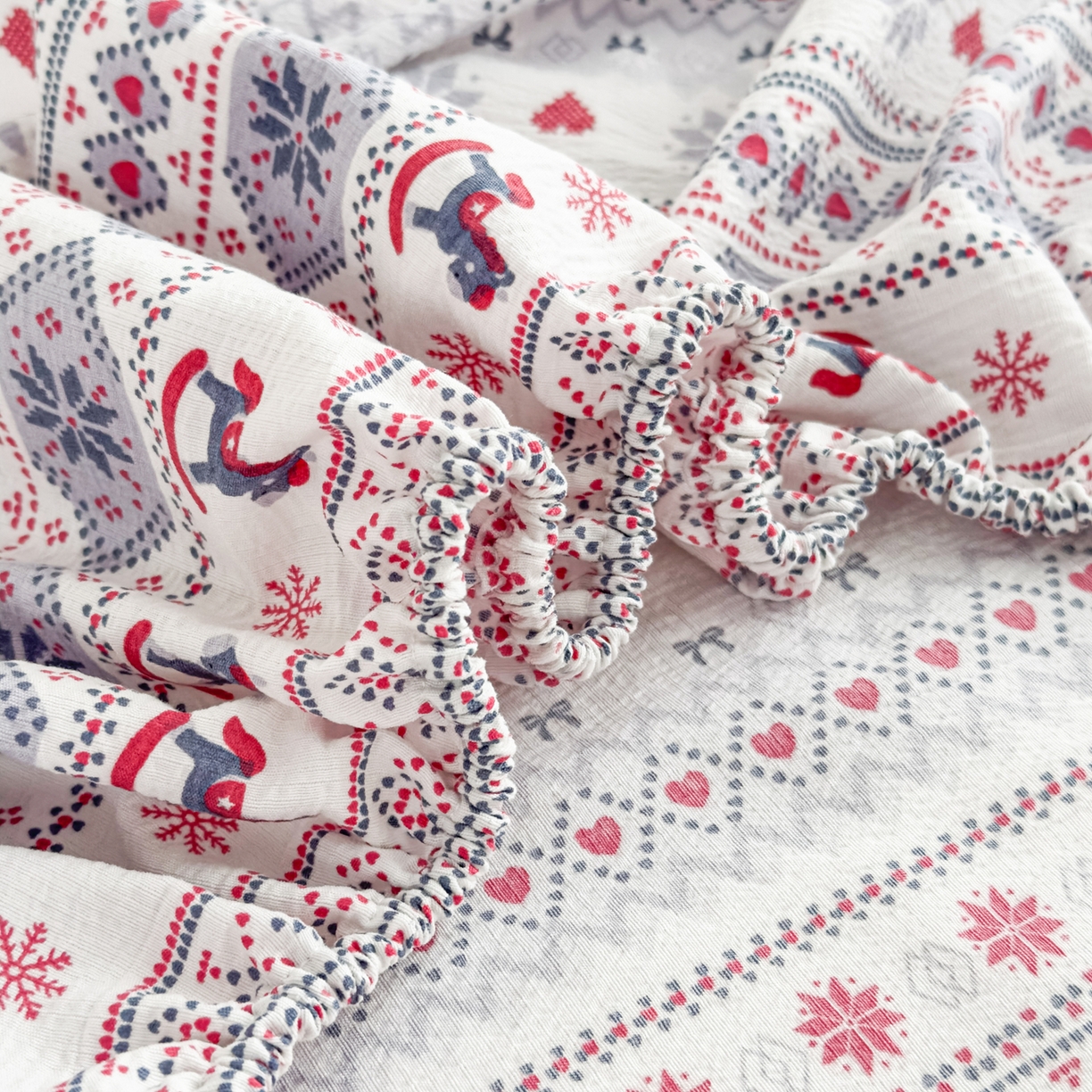 91家纺网 家纺一手货源 找家纺 默忆 2026春夏新款a类泡芙双层纱床笠印花卡通全包围床垫保护套单床笠 床笠单件 小木马