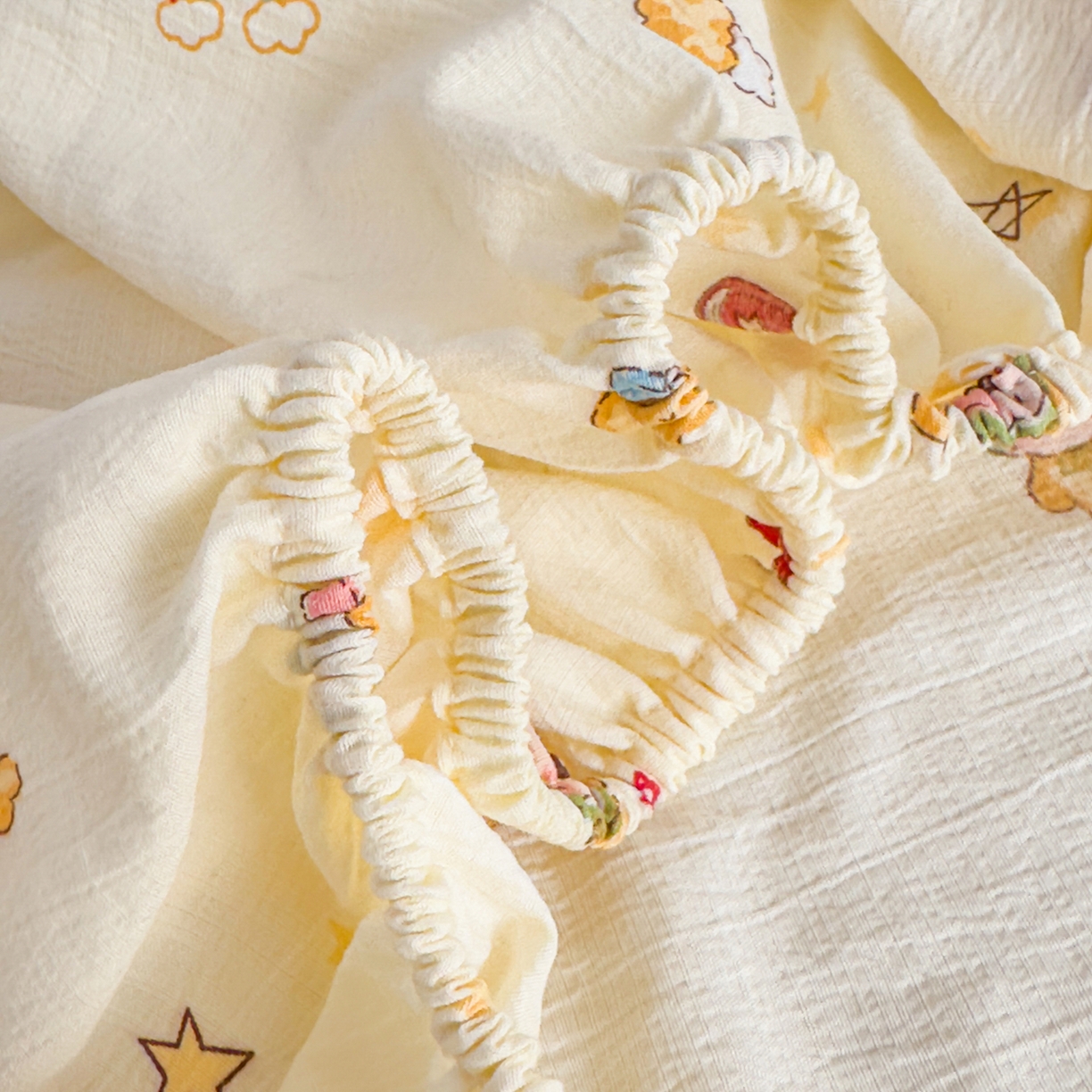 91家纺网 家纺一手货源 找家纺 默忆 2026春夏新款a类泡芙双层纱床笠印花卡通全包围床垫保护套单床笠 床笠单件 星星人