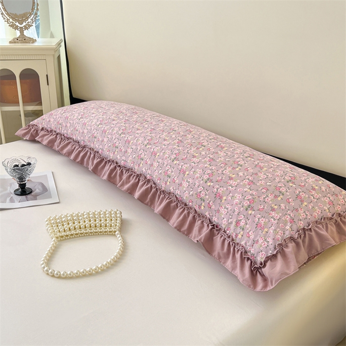 91家纺网 家纺一手货源 找家纺 圣比熊 2026新款A类云朵棉法式压花边枕套加长双人情侣1.8米枕芯内胆套1.5m枕头套 花间入梦-粉（法式压花边）