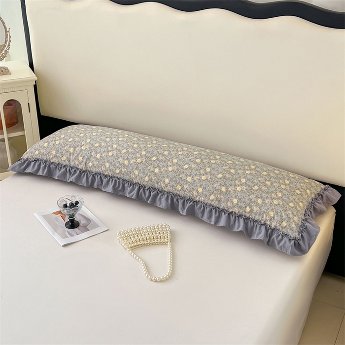 91家纺网 家纺一手货源 找家纺 圣比熊 2026新款A类云朵棉法式压花边枕套加长双人情侣1.8米枕芯内胆套1.5m枕头套 风栖木槿-灰（法式压花边）