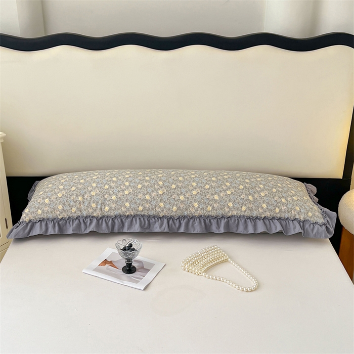 91家纺网 家纺一手货源 找家纺 圣比熊 2026新款A类云朵棉法式压花边枕套加长双人情侣1.8米枕芯内胆套1.5m枕头套 风栖木槿-灰（法式压花边）