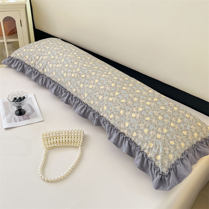 91家纺网 家纺一手货源 找家纺 圣比熊 2026新款A类云朵棉法式压花边枕套加长双人情侣1.8米枕芯内胆套1.5m枕头套 风栖木槿-灰（法式压花边）