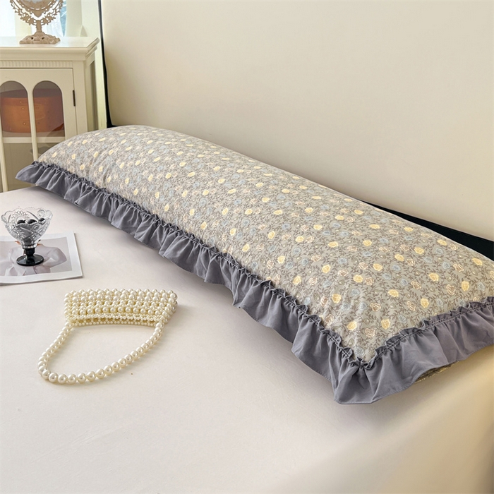 91家纺网 家纺一手货源 找家纺 梦舒羽 2026新款A类云朵棉法式压花边枕套加长双人情侣1.8米枕芯内胆套1.5m枕头套 风栖木槿-灰（法式压花边）